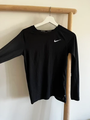 Nike träningströja  - Nike träningströja i DRI-FIT som knappt är använd 