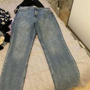 Sjukt fina jeans som tyvärr blivit för småa. Uppsydda så de passar någon som är ca 168/170 cm.  Storlek 44 men skulle säga att de är små i storlek. 