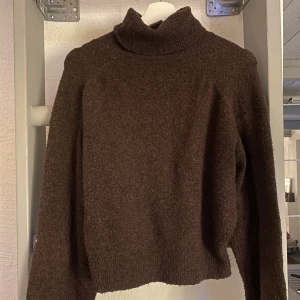 Brun stickad tröja - Säljer min fina bruna stickade tröja! Jätteskönt material från weekday⚡️