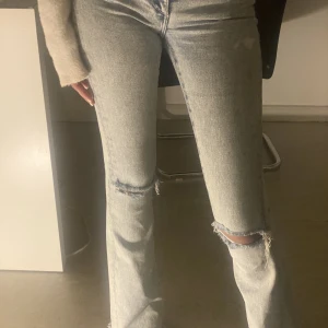 Bootcut jeans  - Jättefina mid waisted jeans från Bikbok som inte finns kvar. Passar mig som är 175! Jättebra skick och är stretchiga 