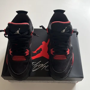 Jordan 4 Retro Red Thunder - Säljer ett par ÄKTA Jordan 4or i mycket fint skick.  Box och stockx tag medföljer. Ny pris: 6300kr. Dm för mer information.