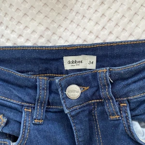 Mörk blå byxor - Säljer dessa mörk blåa jeans, de är nästan helt oanvända i stl 34
