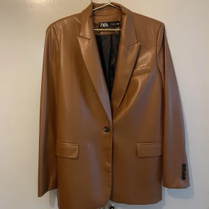 Brun skin kavaj - Använd 1-2 ggr. Fint skick.  Passar lite oversized på strl 36-38