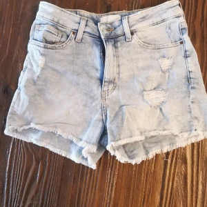 Oanvända jeansshorts - Helt oanvända jeansshorts. Har bara legat i garderoben. Storlek 38.