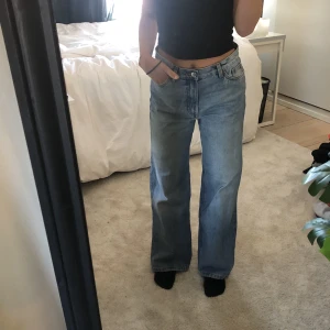 Blå vida jeans - Snygga blåa vida jeans från Monki som passar storlek 36😊