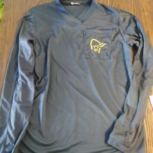 Norrøna tröja. - Norrøna fjørå equalizer long sleeve tröja storlek xl. Nypris 1199. Mitt pris 600. Knappt använd.