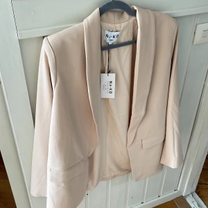 Blazer - Classic Blazer från NA-KD Färg - Beige Stl - 42 Köpt för 399kr säljer för 299kr Nyskick, Aldrig använd Prislapp sitter kvar