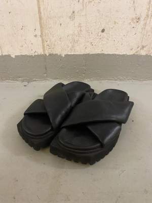 Chunky sandaler, sparsamt använda, endast slitage under sulan.   Strl 38-39