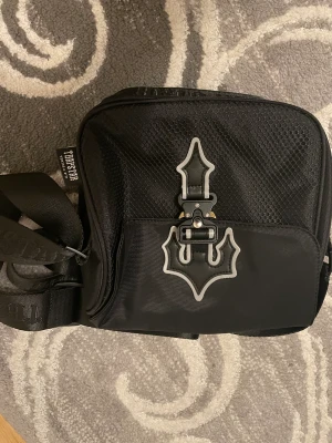 Trapstar väska  - Skön att ha på sig, bra kvalite bra pris, 