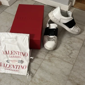 Valentino garavani  - Säljer vit/svarta valentino skor i storlek 43 men passar 43-44 de är i bra skick förutom lite slitage i hälen och på sulan, varsamt använda. Kan mötas upp i Göteborg eller frakta.