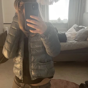 Vårjacka - Säljer denna jätte fina vårjackan som är köpt på plick, säljer den vidare då den tyvärr var lite för liten för mig som vanligtvis har M💞(lånade bilder)