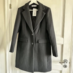 Helt ny kappa ellos  - Helt ny och oanvänd kappa från ellos. Alla prislappar sitter kvar på, fler bilder skickas gärna bara att skriva till mig 🌸🌸 Nypris 800kr