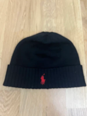 Mössa - Ralph lauren mössa, nästan helt oanvänd 
