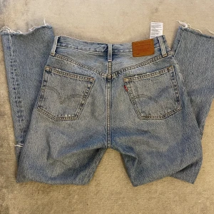 Jeans  - Säljer mina snygga Levi’s Jeans som är i väldigt bra skick❣️Passar mig som har storlek 36/38! 