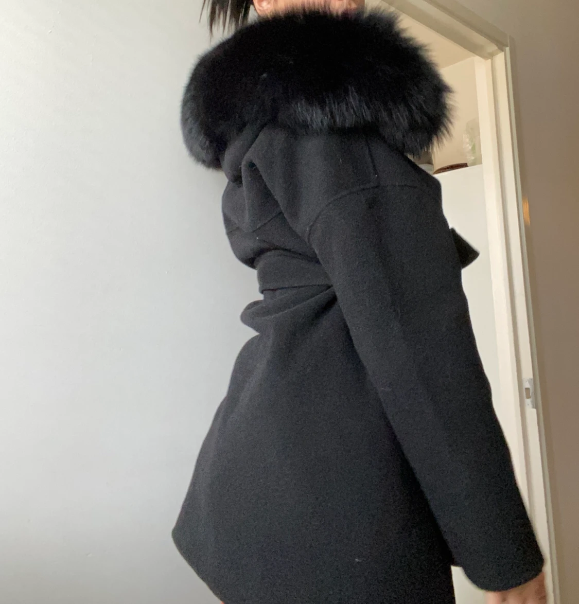 Svart kappa med päls - 90