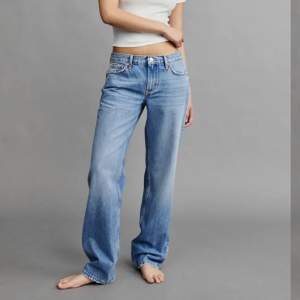 Helt slutsålda jeans från Ginatricot i storlek 38 köpta för 500. Använt ett par gånger. Säljer pågrund av att de inte e min stil