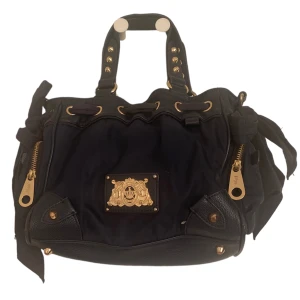 Juicy Couture väska  - Mörkblå och rymlig Juicy Couture väska. 