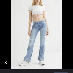 Lågmidjade jeans  - Säljer ett par lågmidjade jeans från hm som inte längre finns på hemsidan. Fint skick, skriv till mig för egna bilder. Köpta för 200kr, köparen står för frakten😊