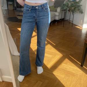 Säljer dessa bootcut jeans från H&M. Använda fåtal gånger så bra skick. 💕