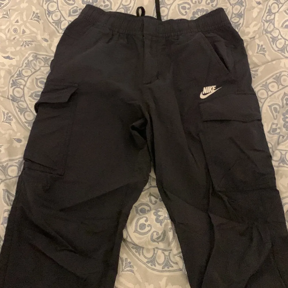 Ett par svarta/ gråa nike dry pants i storlek S, säljer då dom har blivit små.. Jeans & Byxor.