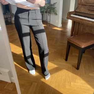 Kostymbyxor  - Säljer dessa kostymbyxor med fin detalj på framsidan. Endast testade så bra skick. 💕storleken är XS men skulle vilja påstå att dom sitter som en S