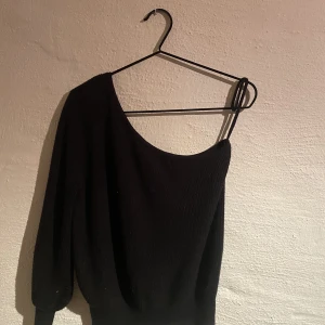 Onesholder tröja - En super fin och rolig fest/ middags topp! Skönt material som är lite varmt så man kan ha ute på sommaren, men också lite roligare än en vanlig tröja. 