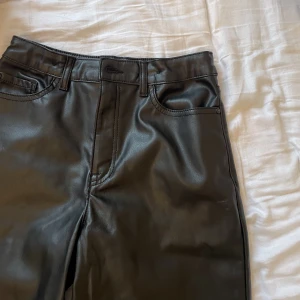 Skin byxor - Jag säljer dessa jättefina skinbyxor i barnstolek då dem inte passar mig i längden längre. Byxorna är ifrån Lindex och bara använda enstaka gång! Byxorna är högmidjade och vida. Pris går att diskutera 🫶🏼🌸