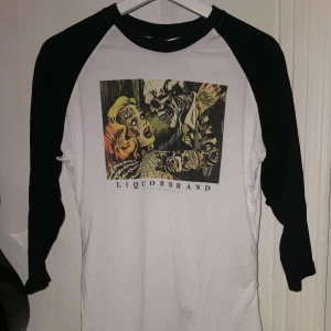 Tröja - En riktigt cool baseballtröja köpt från sthlms tatueringsmässa för nått år sedan. Har aldrig använt den för den passade konstigt. Finns en fläck på magen men relativt långt ner. Om man stör sig mycket pä den kan man klippa tröjan till en crop top. 