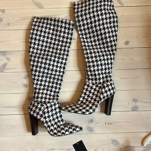 Högklackade stövlar - Hundtandsmönstrad stävlar i stärker 40