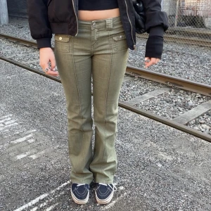 Gröna hm byxor🤍 - Säljer dessa trendiga byxor från hm i storlek 38 som passar perfekt på mig som är en XS/S💕 Byxorna är endast använda en gång så har därför inga defekter!🌸 (Första bilden är lånad, de andra är mina)