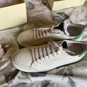 Axel Arigato Skor - Axel Arigato skor i storlek 42, helt nya och fräscha aldrig använda förutom testade. Säljer pga för liten storlek. Box finns kvar. Nypris 2500kr