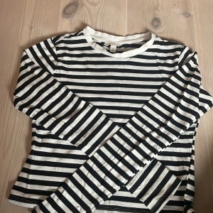 Randig tröja  - Jättefin randig tröja från H&M och använd fåtal gånger. Originalpriset är 149kr men säljer för 80kr. Skriv om ni har frågor. 