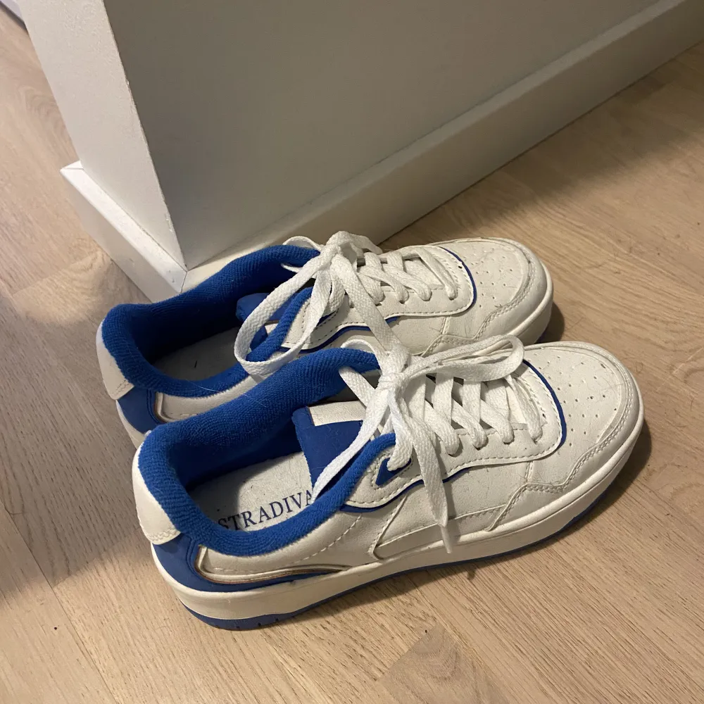 Vita/blåa sneakers i väldigt gott skick! Endast använda en gång:). Skor.