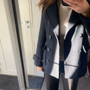 Kort vårkappa  - Köpt här på plick, knappt använd pga för liten på mig som är 173, bra skick. Köp direkt för 500kr