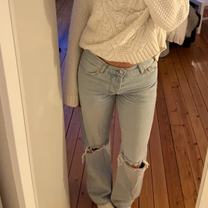 Jeans - Jeans med hål och en fin somrig färg. De är mid waist, från Junkyard.