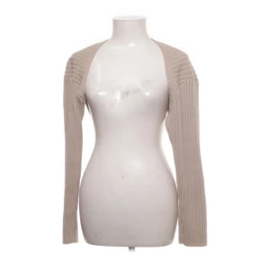 Bolero  - Jag säljer nu min beiga bolero från HM som aldrig använts. Köparen står för frakt😊