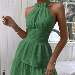 Grön klänning  - Säljer denna fina klänning från shein. Köpt för 216kr och aldrig använd. Säljer pga för liten