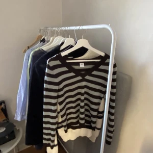 Pop randig - Polan och pyret tröja. Tight och as formsittande, har lite små hål dm för mer bilder, möts i Stockholm🌻🌻