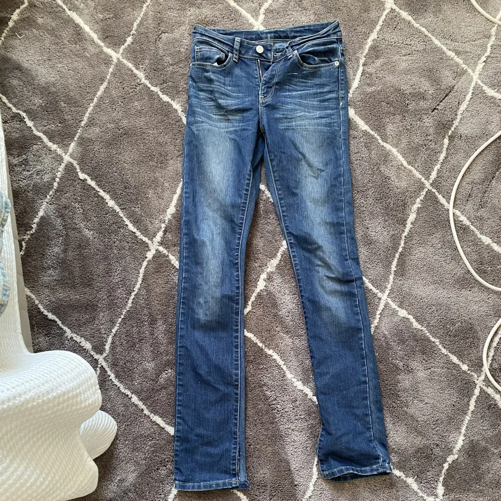 Jag säljer dessa midwaist jeansen med slit pågrund av att jag köpte de på sellpy men de var lite för små💗 Fint skick och skulle säga Xxs. Kontakta vid intresse eller fler bilder!💓köparen står för frakt.. Jeans & Byxor.