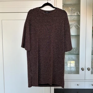 Glittrig t-shirt klänning Pull&Bear M - Rosaskimrande klänning från pull & bear, väldigt sparsamt använd😊 Storlek M. 