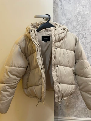 Puffer  - Begie puffer jacka köpt från pull&bear Jätte mysig och fin jacka storlek XS