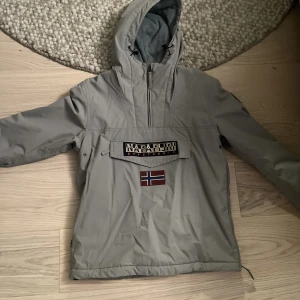 Napapijri Jacka Nyskick - Jackan är nästintill ny sällan använd. Bra skick och inga flaws. Fluffigt material på insidan och breathable material som låter kroppen andas medans utsidan e vindtät. Alla dragkedjor funkar. Storlek small men kan passa medium.