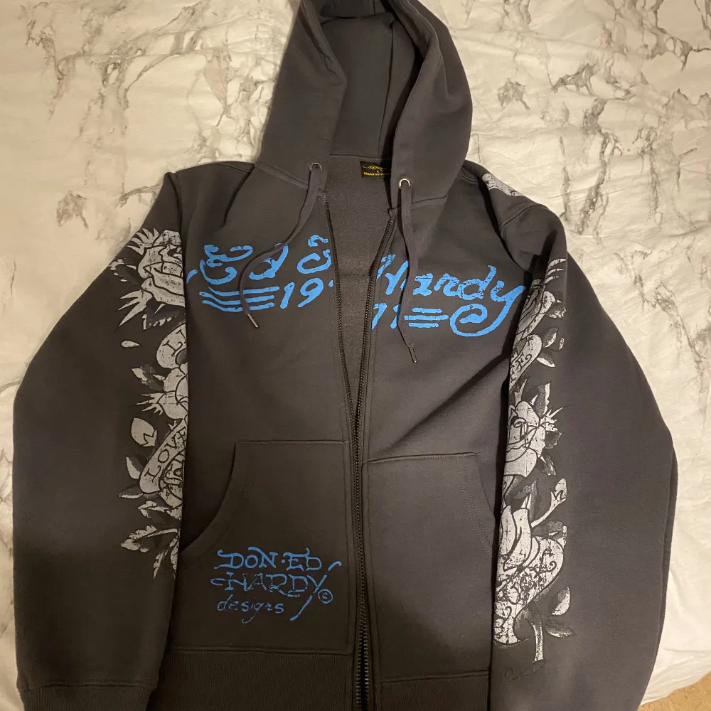 Säljer en Ed hardy x Urban outfitters zip up hoodie då jag ej använder den, jätte fint skick. . Hoodies.