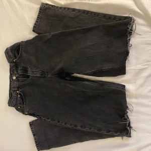 High waist straight jeans  - Svarta high waist straight jeans med hål i knäna. Super coola och fin passform. Perfekt för dig som är lång då innerbenen är 86 cm. 
