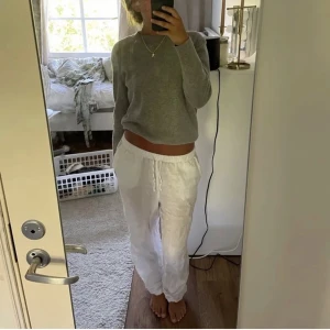 Lowwaist linnebyxor  - Säljer dessa populära lowwaist linnebyxorna från hm i storlek 36/S!🤍 Köpt här på plick, men säljes då de var lite för stora för mig. (Lånad bild)