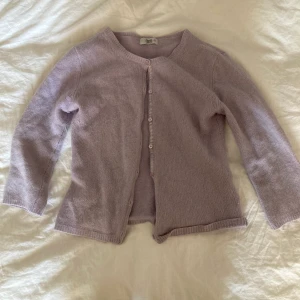 Kofta:) - Lila kofta, ganska liten i storleken men väldigt söt!💗