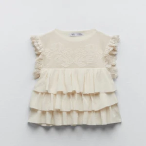 Beige tröja fråm zara - Jag har använt få gånger. Super bra skick. Frakt ingår i priset och jag postar inte spårbart❤️