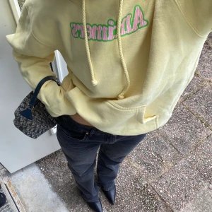 Hoodie - Hoodie från Alltimers, köpt på Junkyard. Nypris runt 800kr, strl small. Så gott som ny!❤️‍🔥