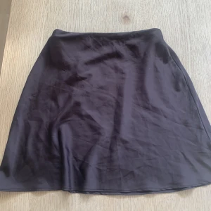 Satinkjol - Säljer denna satinkjol som går lite över rumpan från chiquelle, snygg mörkbrun färg🌞