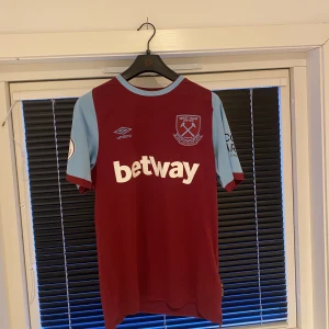 West ham fotbollströja Masuaku - West ham fotbollströja med den tekniske ytterbacken Arthur Masuaku på ryggen. En modern klassiker i östra London. Mycket bra skick. Storlek M, men passar även S